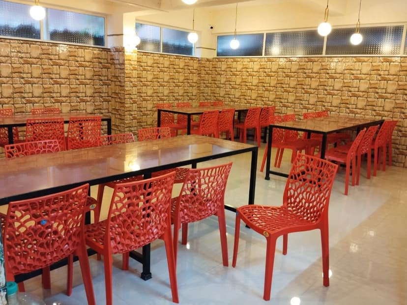 Clean and spacious dining cafeteria at Srinivasa PG Pune